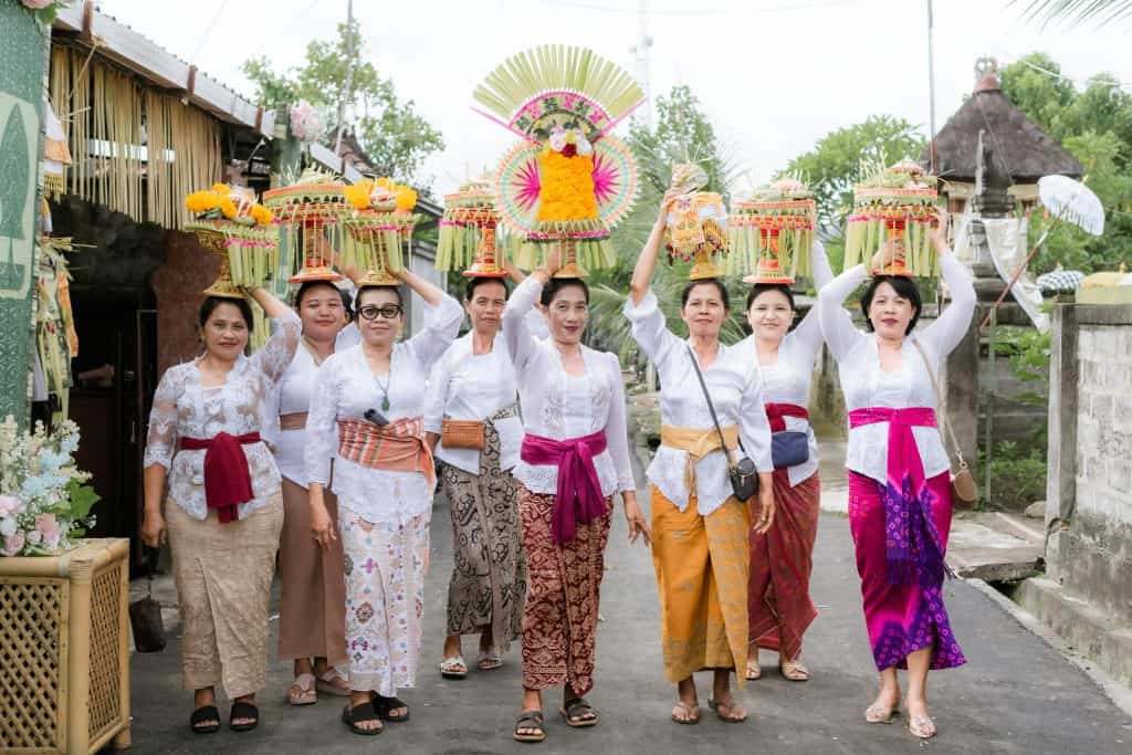 Traditional Balinese ceremony featuring women carrying religious offerings. High-resolution cultural photography ideal for travel blogs, Indonesian heritage articles, and global festival guides